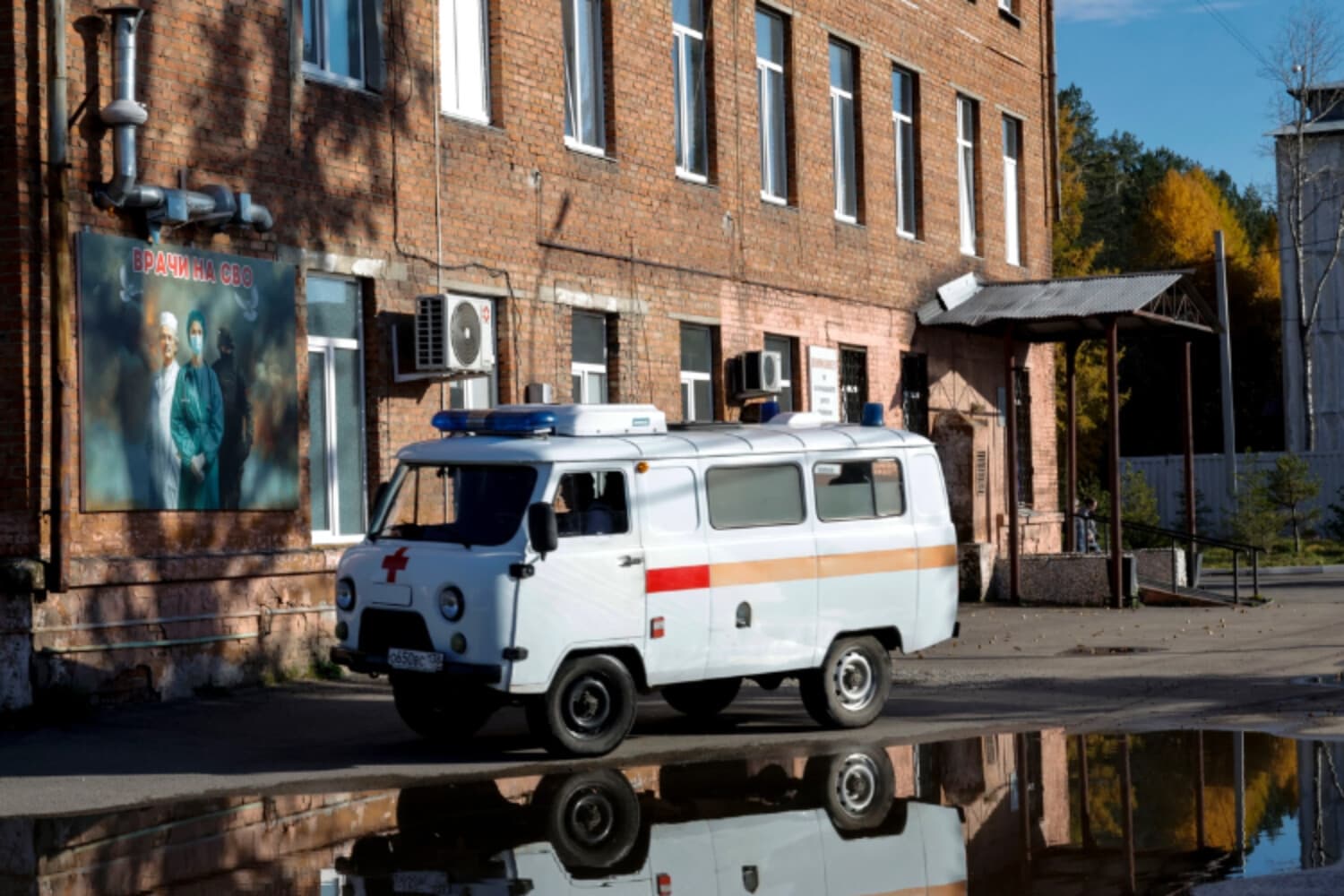 Una ambulancia pasa frente a un edificio hospitalario en la localidad de Shelejov, en la región de Irkutsk, el 7 de octubre de 2026. (Tatyana Makeyeva/ AFP vía Getty Images).