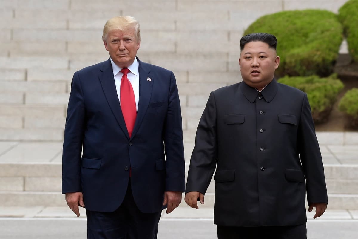 El presidente de EE. UU., Donald Trump, se reúne con el líder norcoreano Kim Jong Un en el lado norcoreano de la frontera, en la localidad de Panmunjom, en la Zona Desmilitarizada, el 30 de junio de 2019. (Susan Walsh/AP Photo)