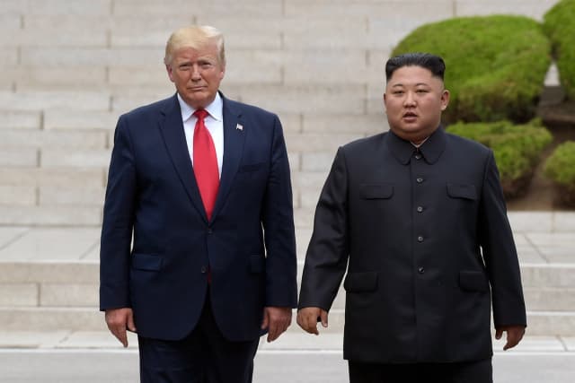 El presidente de EE. UU., Donald Trump, se reúne con el líder norcoreano Kim Jong Un en el lado norcoreano de la frontera, en la localidad de Panmunjom, en la Zona Desmilitarizada, el 30 de junio de 2019. (Susan Walsh/AP Photo)
