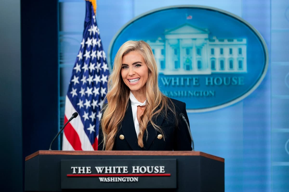 Trump sugirió a la secretaria de prensa de la Casa Blanca que reconsidere su cargo