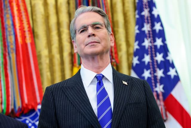 El secretario del Tesoro, Scott Bessent, observa durante un acto celebrado en el Despacho Oval de la Casa Blanca el 7 de octubre de 2026 en Washington, D.C. (Anna Moneymaker/Getty Images)