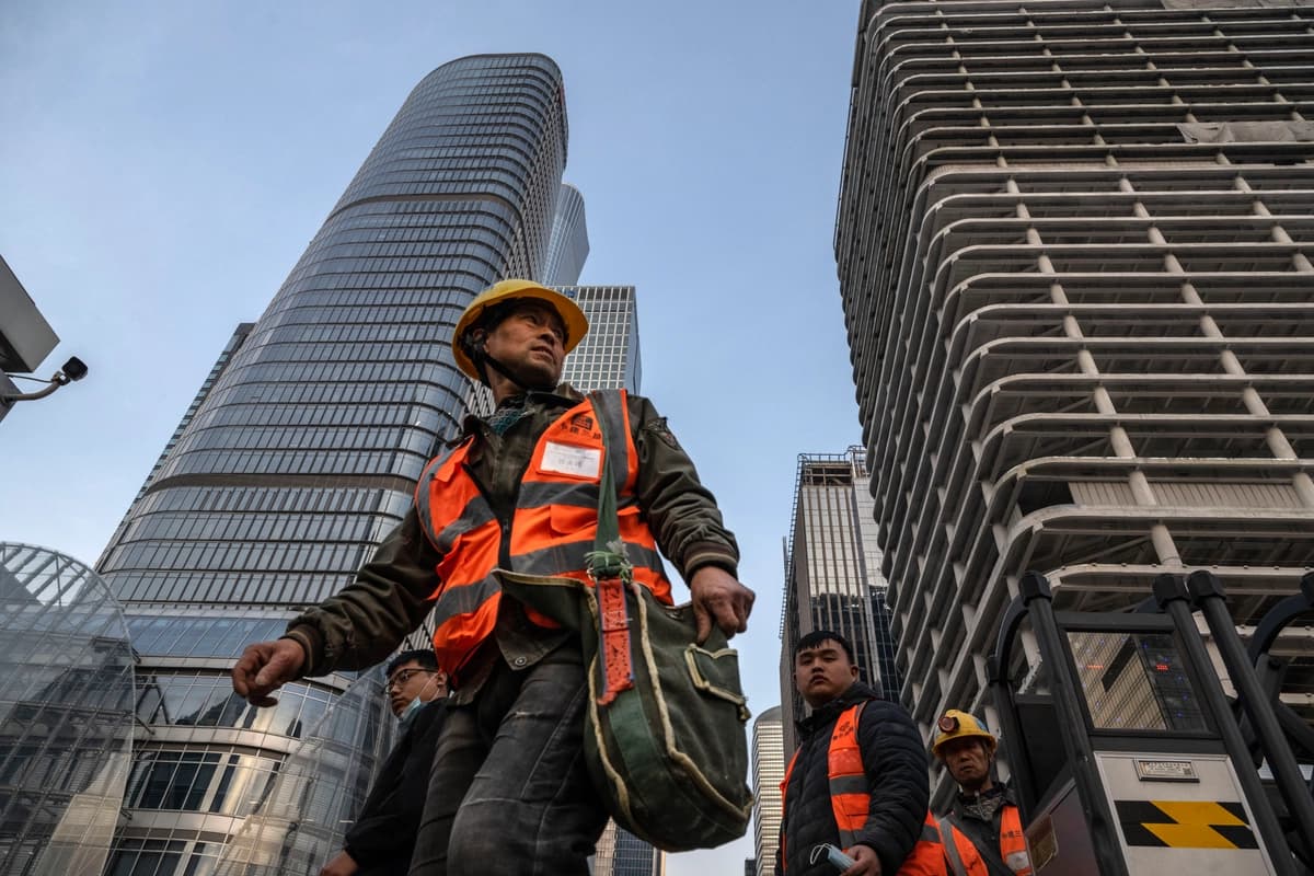 Obreros abandonan una obra para la construcción de una nueva torre de oficinas en el distrito financiero central de Beijing el 3 de abril de 2025. (Kevin Frayer/Getty Images).