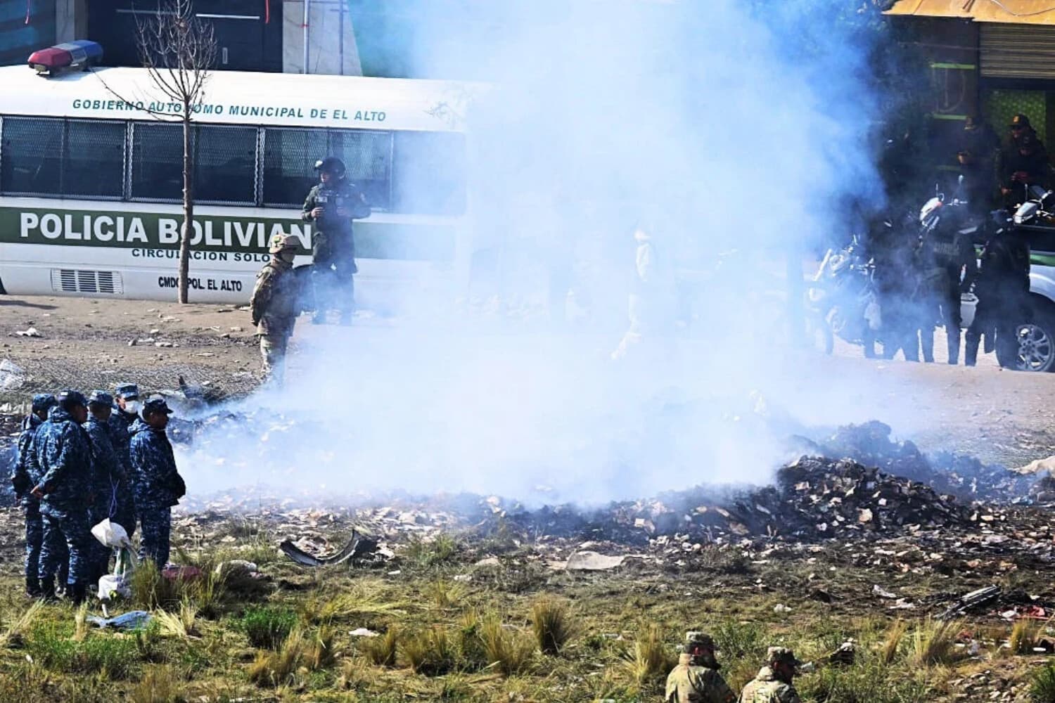Cinco personas pierden la vida y otra resulta herida en una colisión frontal en Bolivia