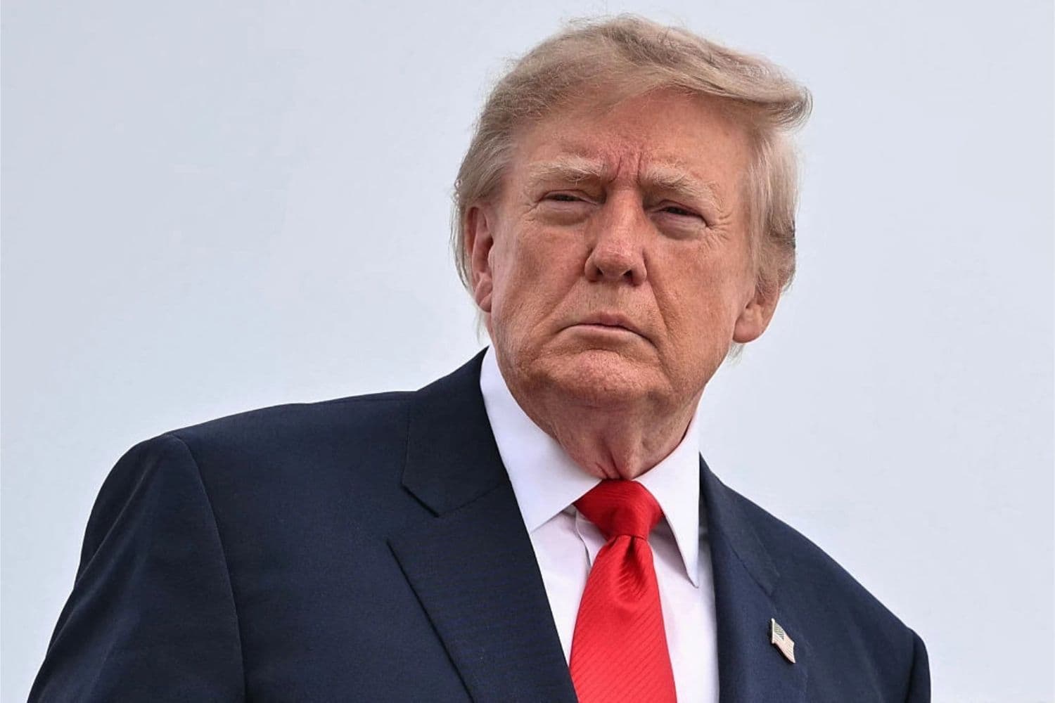 El presidente Donald Trump aborda el Air Force One en la Base Conjunta Andrews, Maryland, el 10 de octubre de 2026. (Mandel Ngan/AFP vía Getty Images)