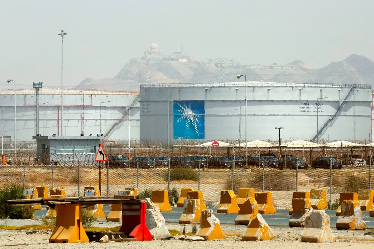 Depósitos de almacenamiento en la planta de almacenamiento a granel del norte de Yeda, una instalación petrolera de Aramco, en Yeda, Arabia Saudí, el 21 de marzo de 2021. (Amr Nabil/The Associated Press)