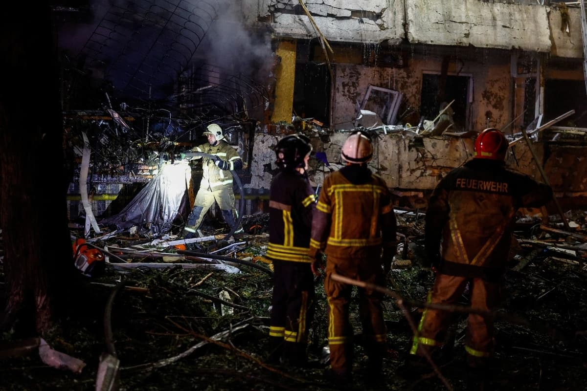 Los bomberos trabajan en el lugar donde se encuentra un edificio de apartamentos dañado por un ataque con misiles rusos, en medio de la ofensiva de Rusia contra Ucrania, en Kiev, Ucrania, el 14 de octubre de 2026. (Valentyn Ogirenko /Reuters)