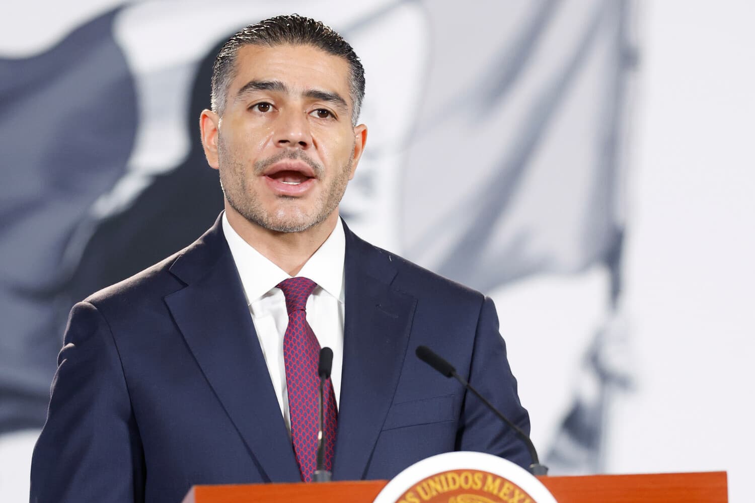 El secretario de Seguridad y Protección Ciudadana de México, Omar García Harfuch, habla durante una rueda de prensa en el Palacio Nacional en Ciudad de México, México. (EFE/ Sáshenka Gutiérrez)