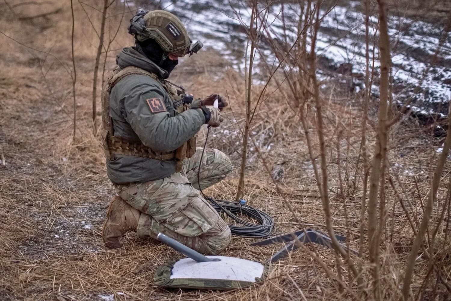 Un militar ucraniano de la 47ª brigada prepara sistemas de internet por satélite Starlink en su posición en la línea del frente durante el ataque ruso a Ucrania, cerca de la ciudad de Avdiivka, Ucrania, el 20 de febrero de 2024. (Inna Varenytsia/Reuters).