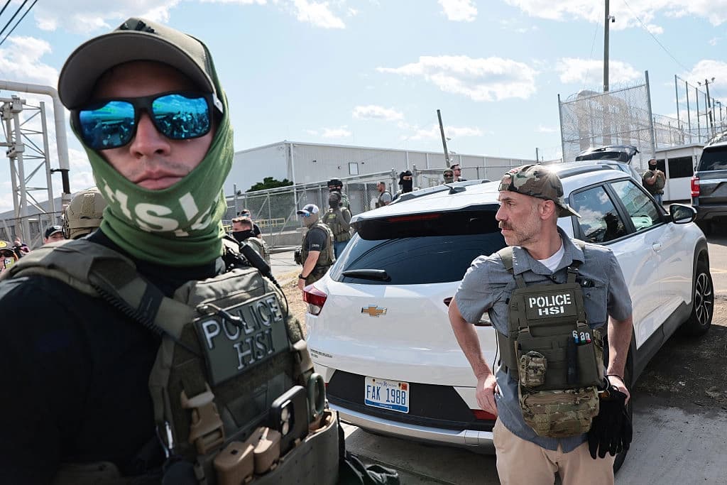 Agentes de Investigaciones de Seguridad Nacional intentan desalojar a los manifestantes del Delaney Hall, que se utiliza como centro de detención del Servicio de Inmigración y Control de Aduanas en Newark, Nueva Jersey, el 29 de mayo de 2026. (Michael Santiago/Getty Images).