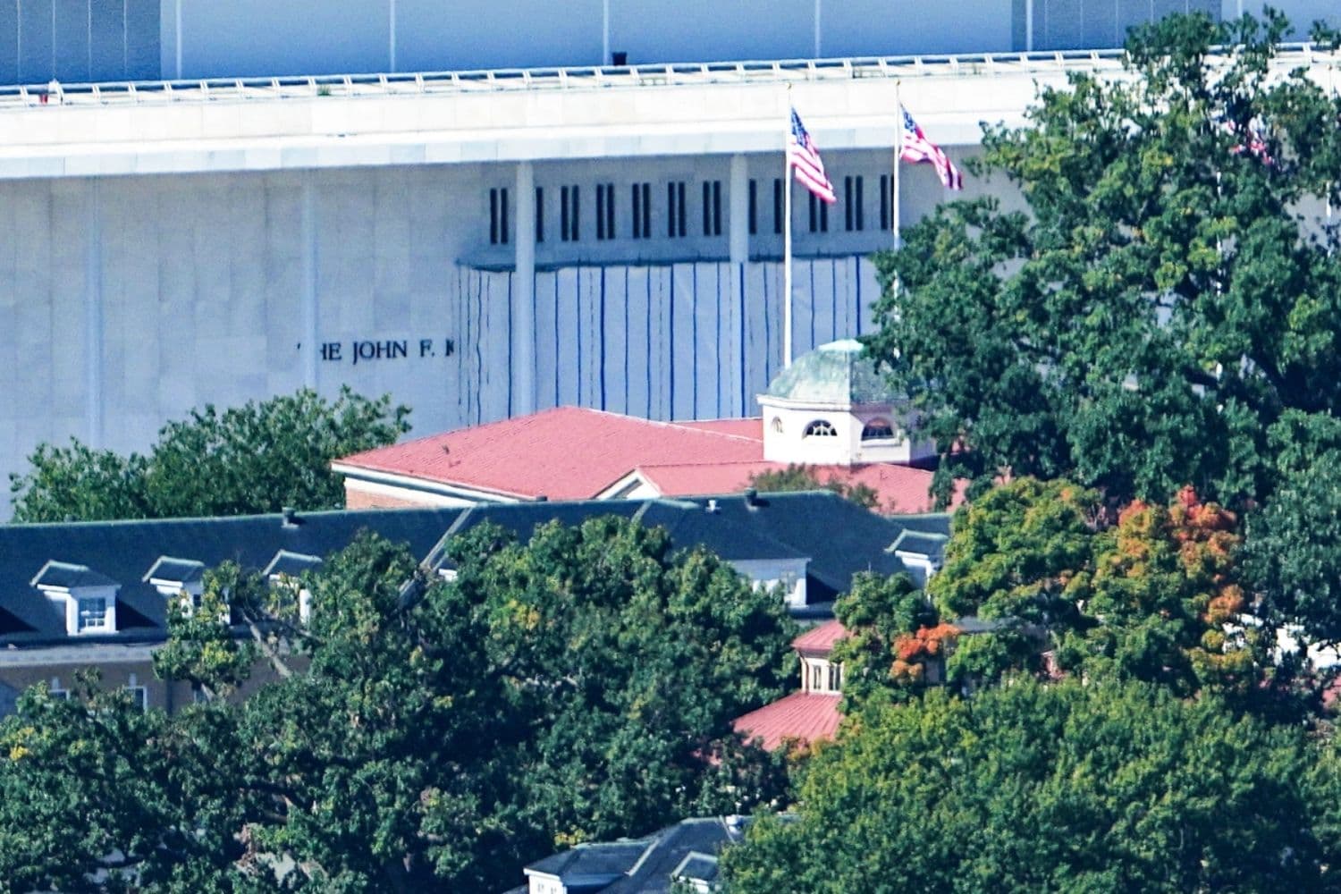 Administración de Trump invoca privilegio ejecutivo en el juicio contra el Kennedy Center