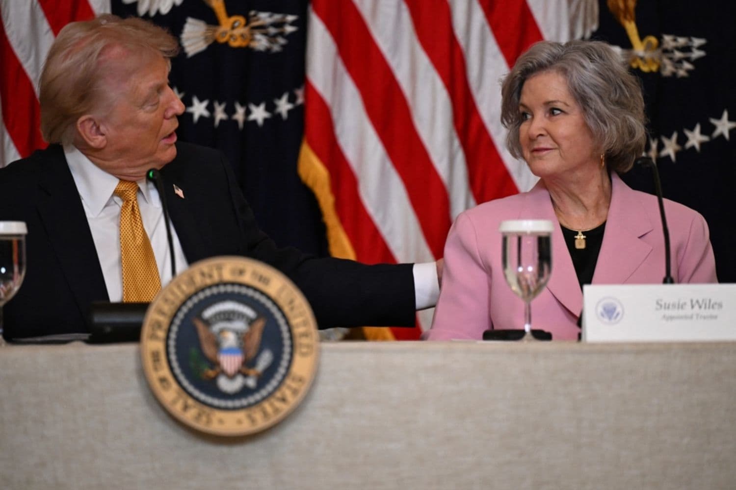 Trump niega que busque reemplazar a la jefa de gabinete Susie Wiles