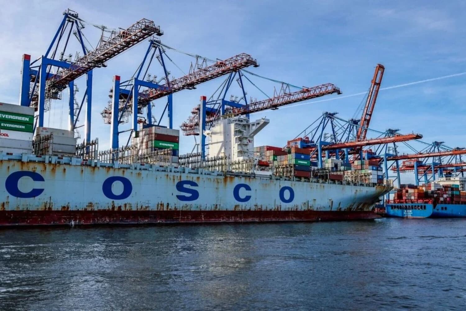 Los buques portacontenedores Cosco Pride (L) y Xin Lian Yun Gang de la corporación naviera Cosco se descargan en la Terminal de Contenedores de Tollerort, en el puerto de Hamburgo, Alemania, el 26 de octubre de 2022. (Axel Heimken/AFP vía Getty Images).