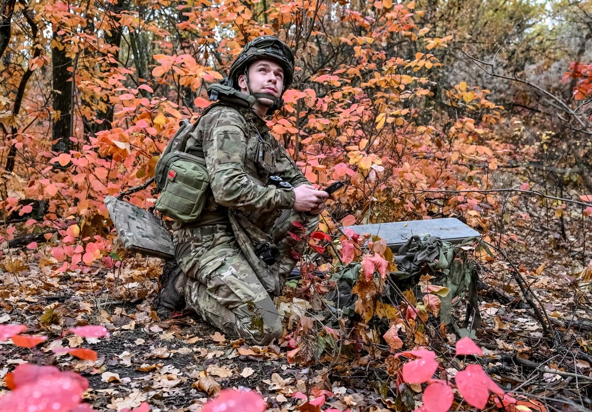 Un artillero del Batallón Especial de Policía de Fusileros de la región de Zaporiyia instala un sistema de internet satelital Starlink en una posición, en medio del ataque ruso contra Ucrania, cerca de la línea del frente en la región de Donetsk, Ucrania, el 16 de octubre de 2026. (REUTERS/Stringer).