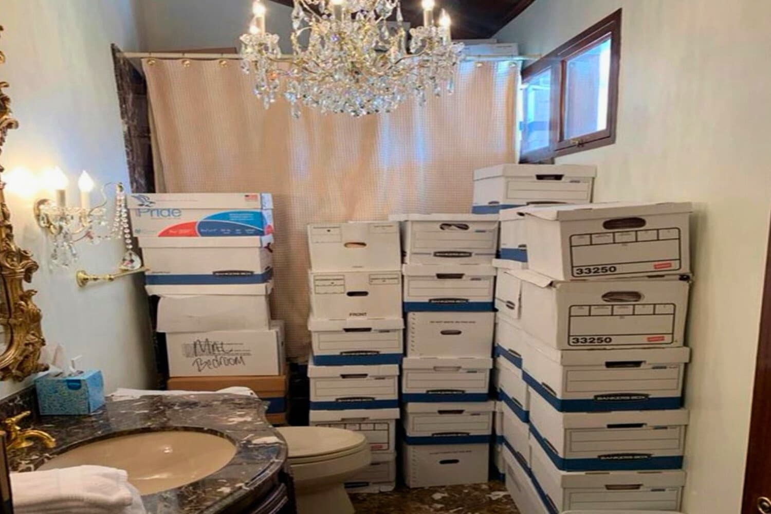 Agentes del FBI demandan tras ser despedidos por una redada en la finca de Trump en Mar-a-Lago