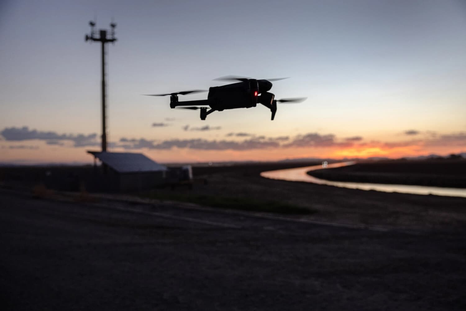 Un dron DJI Mavic 3 sobrevuela una torre de vigilancia del gobierno de EE. UU. cerca de la frontera entre EE. UU. y México en Yuma, Arizona, el 27 de septiembre de 2022. (John Moore/Getty Images)