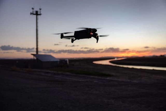 Un dron DJI Mavic 3 sobrevuela una torre de vigilancia del gobierno de EE. UU. cerca de la frontera entre EE. UU. y México en Yuma, Arizona, el 27 de septiembre de 2022. (John Moore/Getty Images)