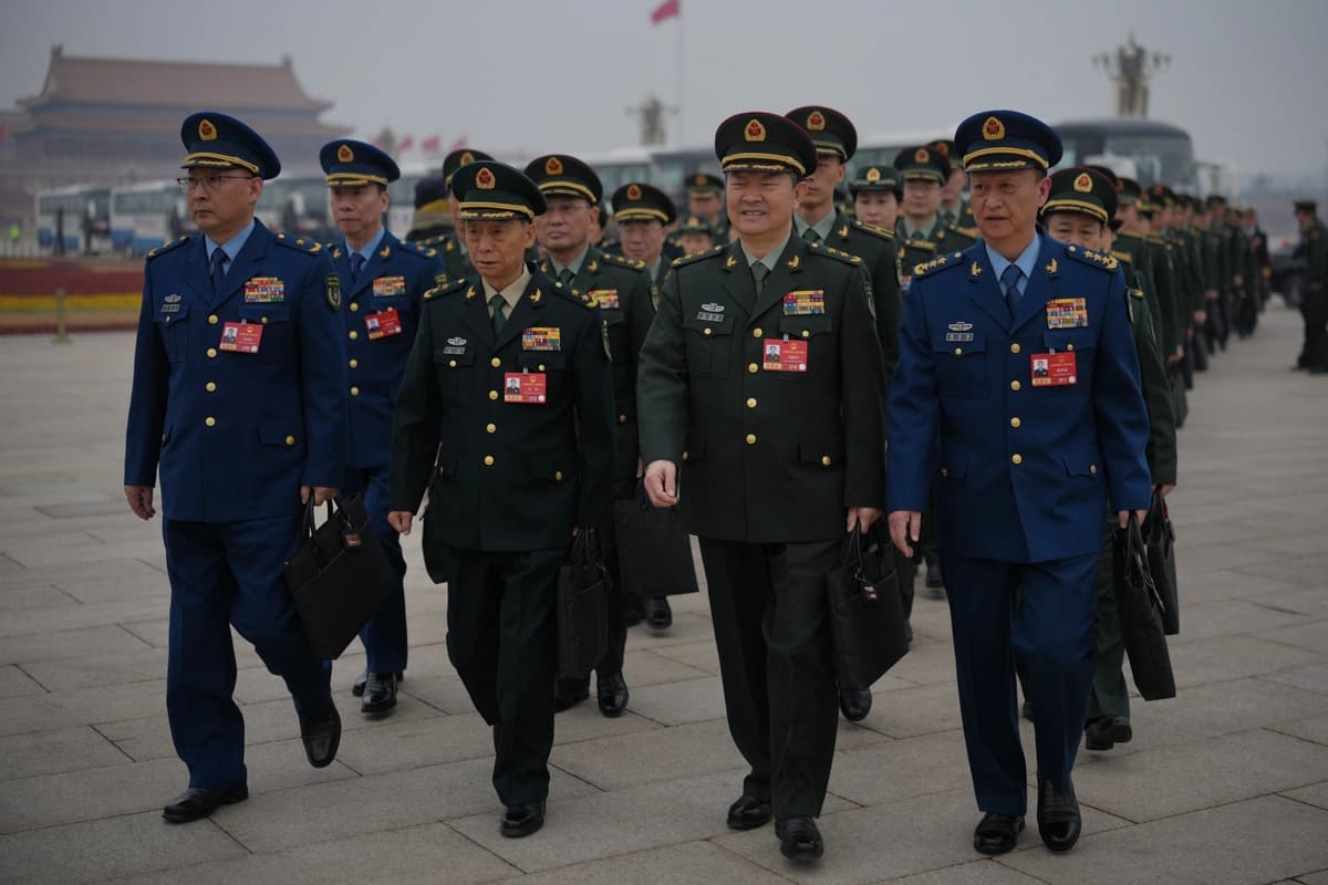 Delegados militares llegan a la sesión previa de la Asamblea Popular Nacional en el Gran Salón del Pueblo en Beijing el 4 de marzo de 2026. (Foto de Andy Wong/AP).
