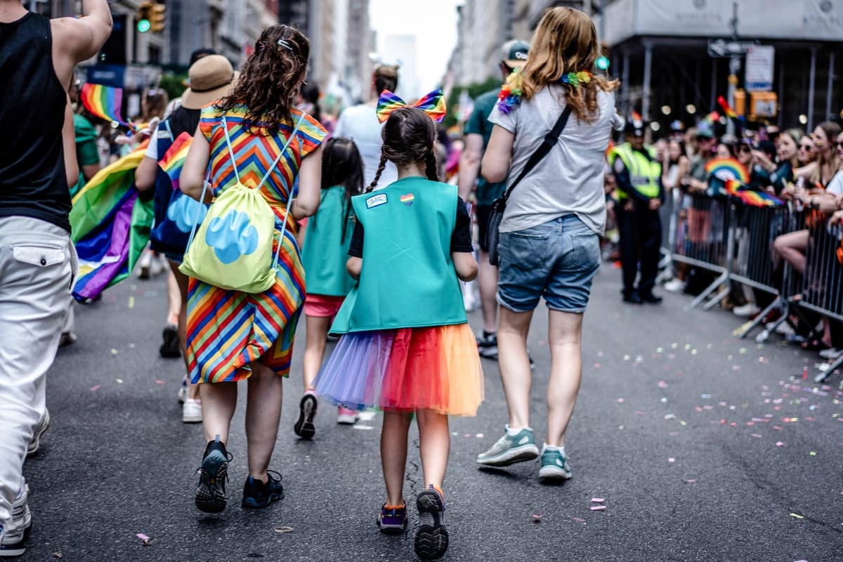 Tras repunte cae número de adolescentes que se identifican como lesbianas, gays o bisexuales