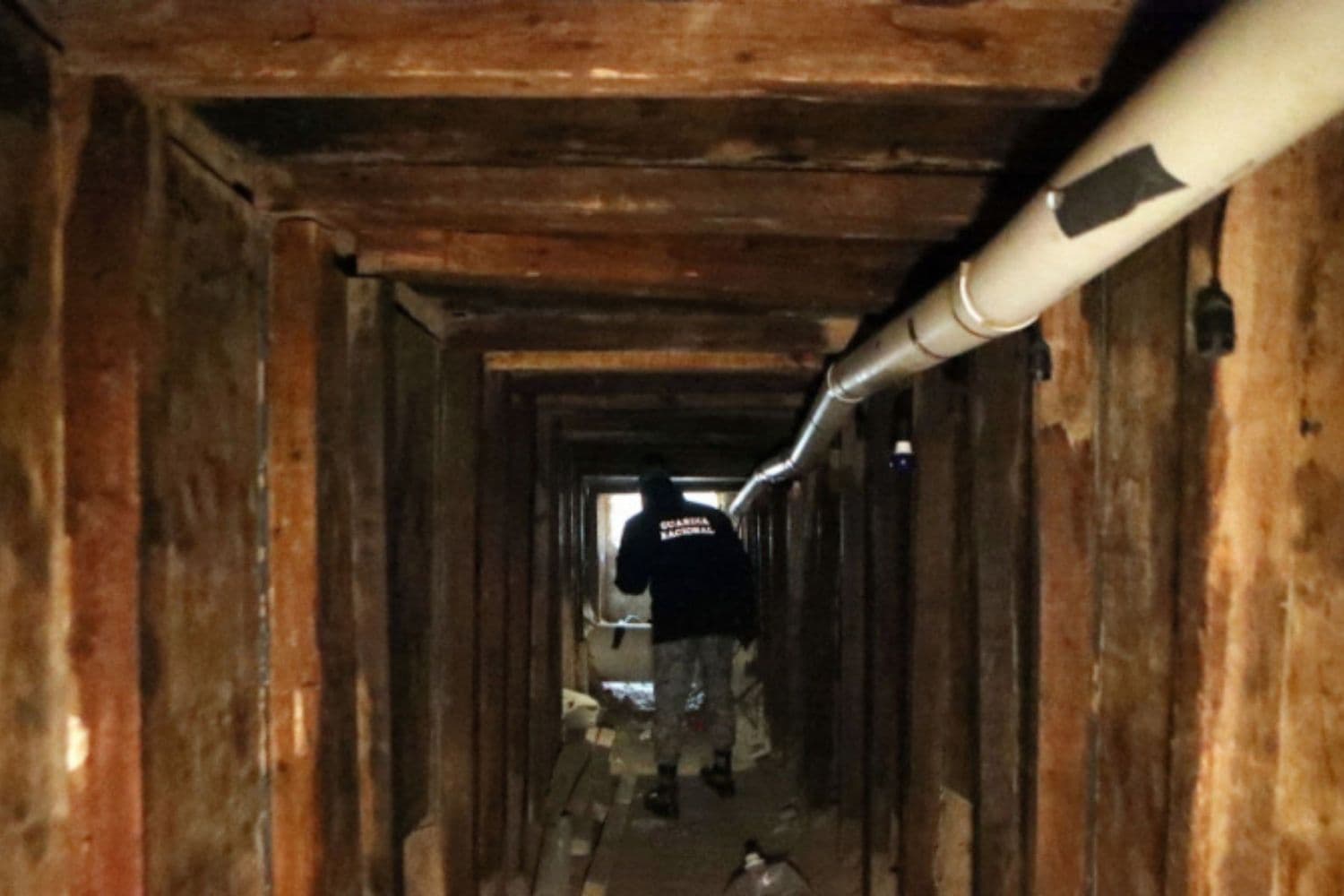 Un agente de la Guardia Nacional inspecciona un túnel ilegal que conduce a El Paso (EE. UU.), en la frontera entre México y Estados Unidos, en Ciudad Juárez, México, el 18 de enero de 2025. (HERIKA MARTINEZ/AFP vía Getty Images)