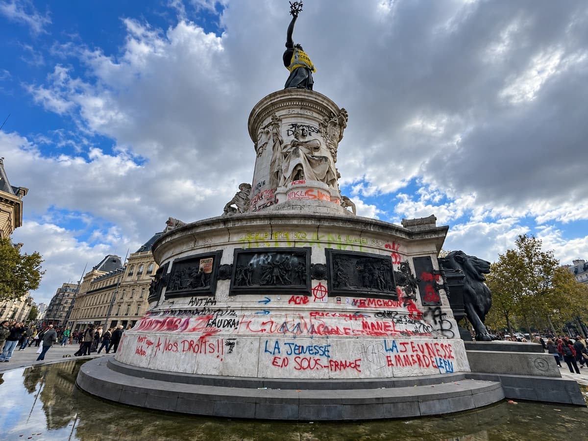 Macron amenaza con perseguir a los responsables de los peores disturbios de Francia en años