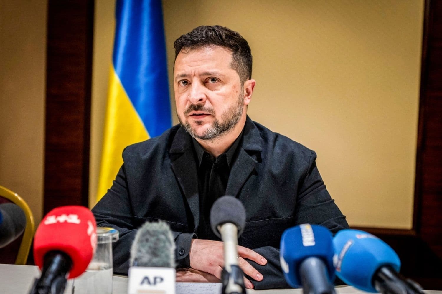 El presidente ucraniano, Volodímir Zelenski, habla con los medios de comunicación tras un foro empresarial germano-ucraniano celebrado en Kiev, Ucrania, el 4 de octubre de 2026. (Foto: Dan Bashakov/AP).
