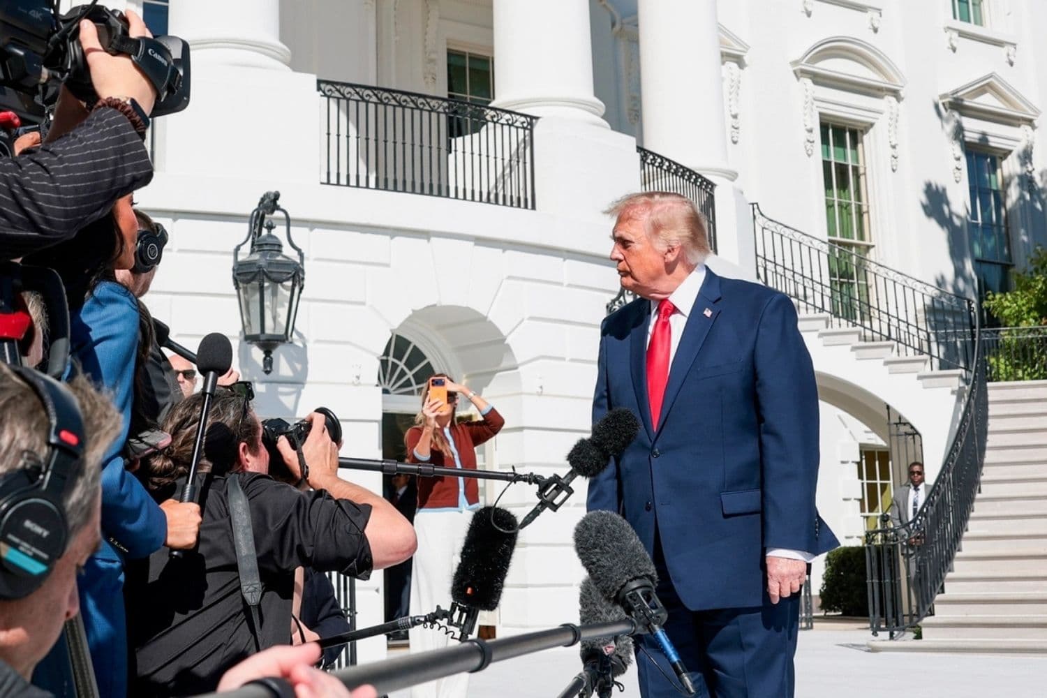 El presidente Donald Trump habla con los periodistas en Washington el 7 de octubre de 2026. (Anna Moneymaker/Getty Images)