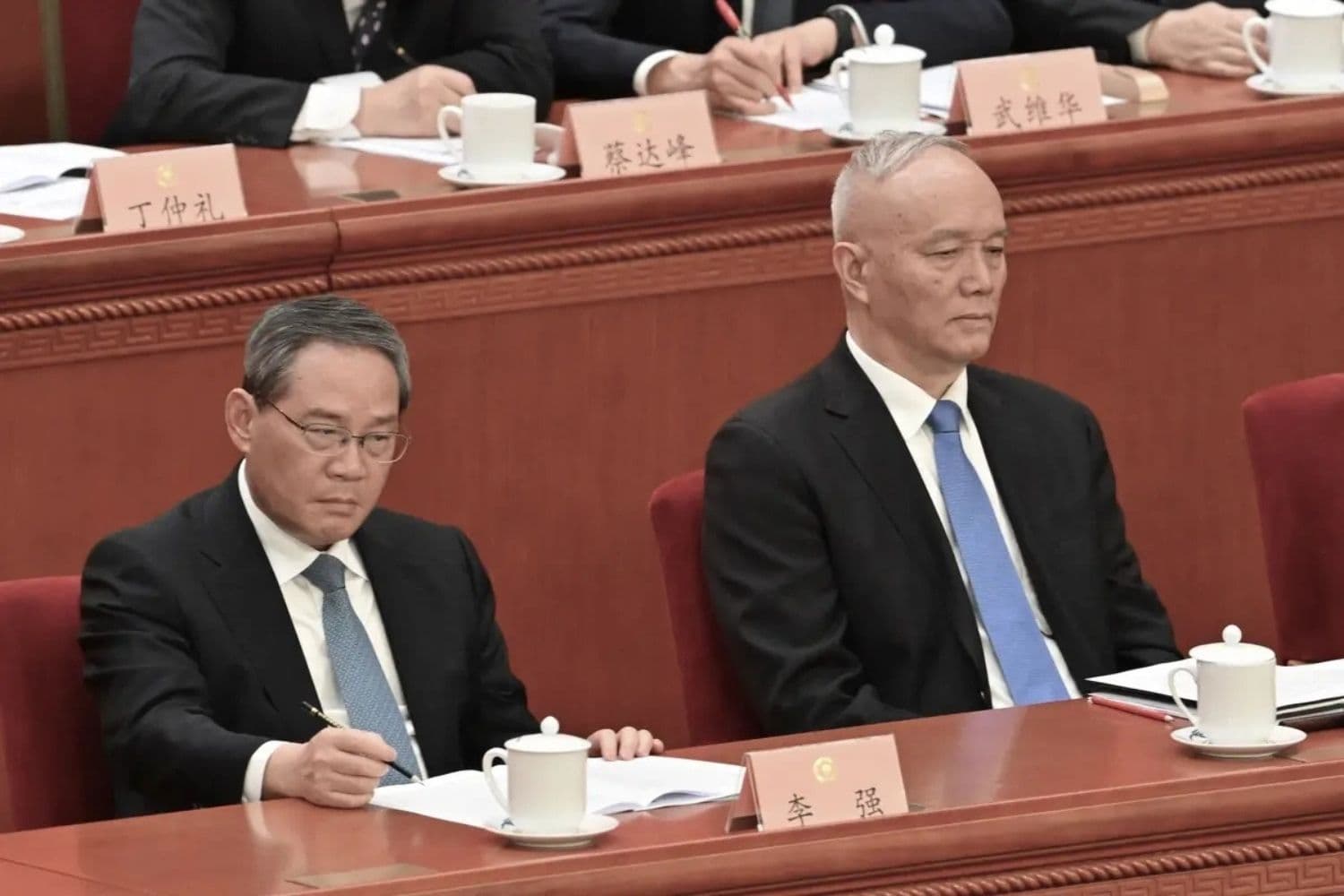 El primer ministro chino, Li Qiang (izquierda), y Cai Qi, director de la Oficina General del Partido Comunista Chino, asisten a la sesión inaugural del Comité Nacional de la Conferencia Consultiva Política del Pueblo Chino del PCCh en el Gran Salón del Pueblo en Beijing, el 4 de marzo de 2025. (Adek Berry/AFP vía Getty Images)
