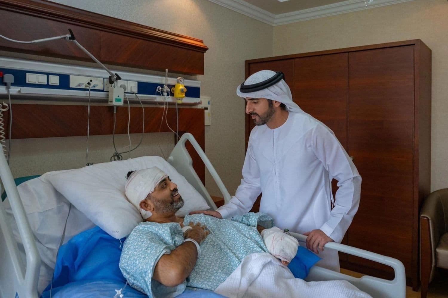 Hamdan bin Mohammed Al Maktoum, príncipe heredero de Dubái, se reúne con el capitán Smit Machchhar, ciudadano indio y piloto de Flydubai quien, según se informa, fue apuñalado por un colega a bordo de un avión, en un lugar no identificado de los Emiratos Árabes Unidos, en esta imagen difundida el 3 de octubre de 2026. (Reuters/Hamdan bin Mohammed vía X)