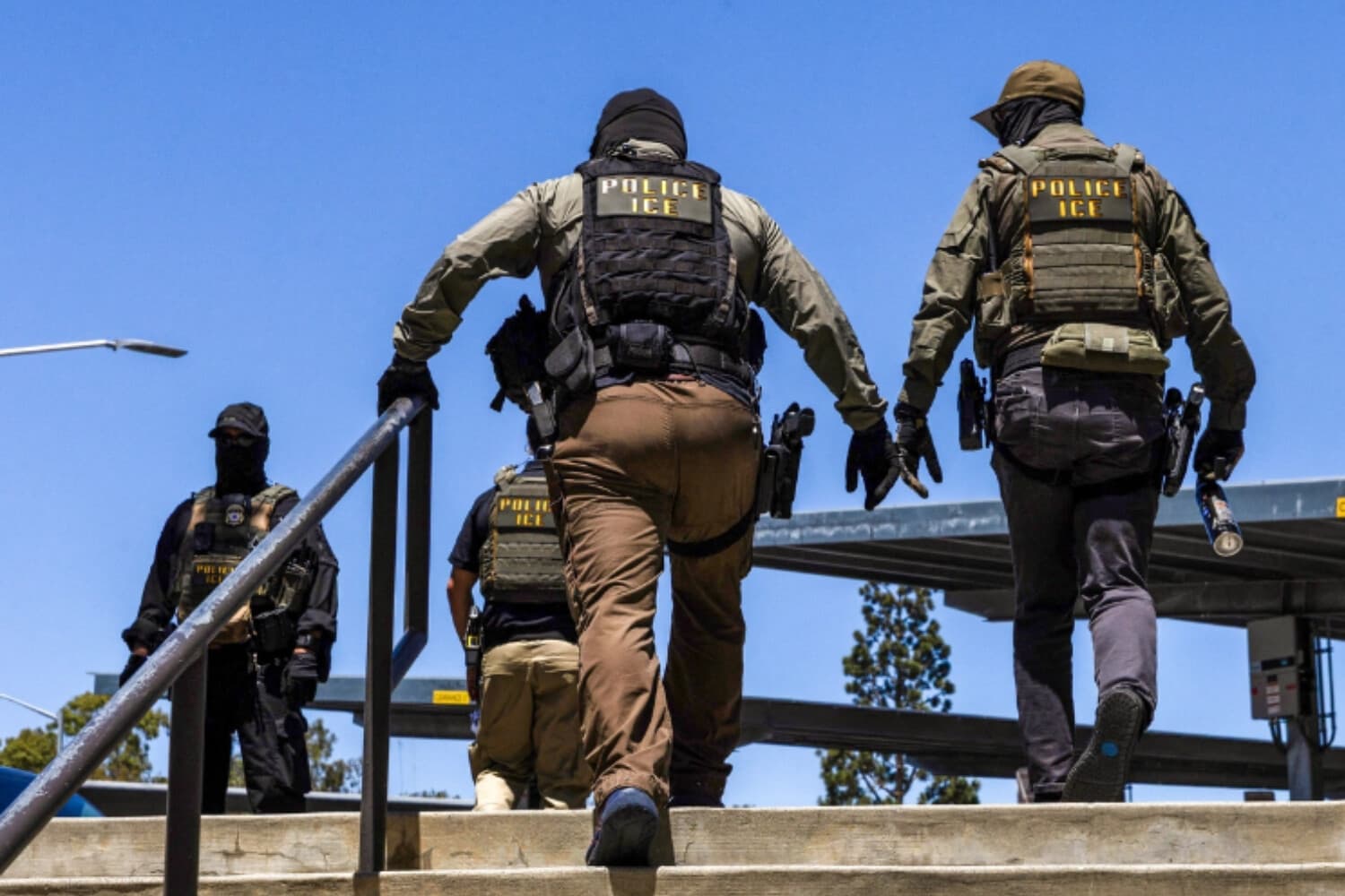 Agentes del Servicio de Inmigración y Control de Aduanas (ICE) caminan en el exterior del Centro Gubernamental del Condado de Ventura, en Ventura, California, el 27 de julio de 2026. (Blake Fagan/AFP vía Getty Images).
