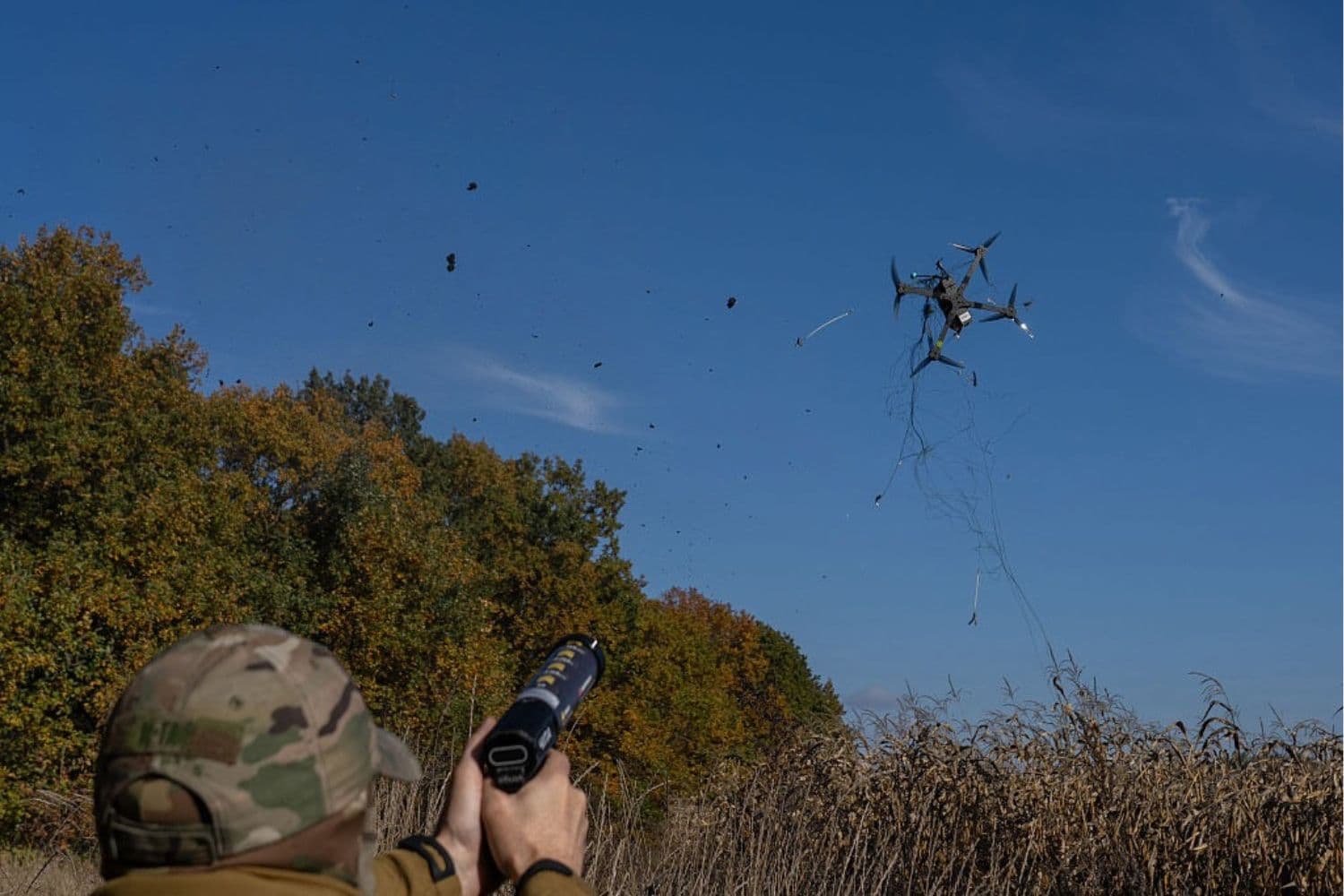 Un militar ucraniano utiliza el lanzaredes Chipa, de fabricación ucraniana, para interceptar un dron FPV (visión en primera persona) durante un ejercicio de entrenamiento en un lugar no revelado, el 20 de octubre de 2026, en plena invasión rusa a Ucrania. (OLEKSII FILIPPOV / AFP vía Getty Images)
