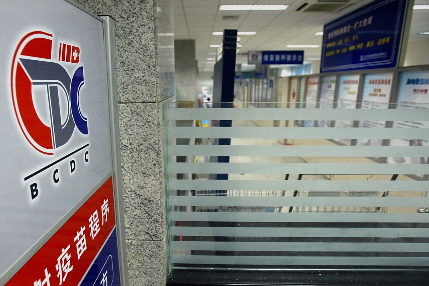 Las oficinas casi desiertas del Centro para la Prevención y el Control de Enfermedades en Beijing, el 25 de abril de 2004.(GOH Chai Hin / AFP vía Getty Images)