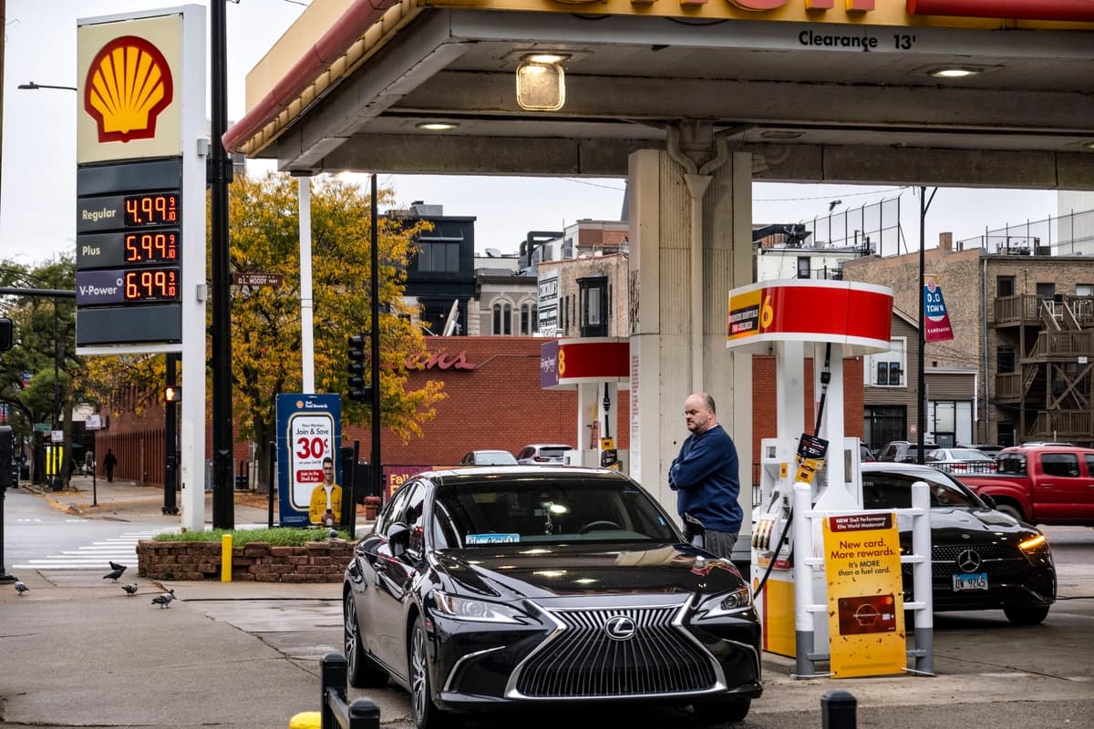 Trump hará permanente el uso de gasolina E-15 todo el año si gana el republicano de Kansas