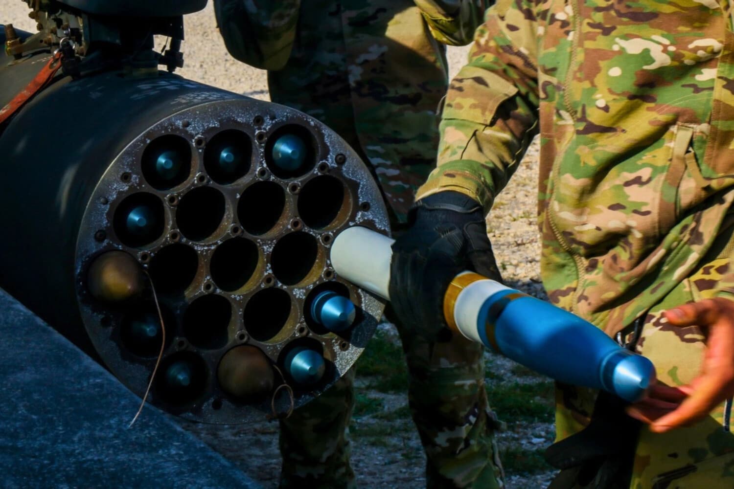 Un soldado del Ejército de EE. UU. carga una ronda de entrenamiento del Sistema de Disparo de Precisión Avanzada para un ejercicio de fuego real en el área de entrenamiento de Grafenwoehr, Alemania, el 23 de septiembre de 2021. (Ejército de EE.UU./Soldado Jesús Menchaca).