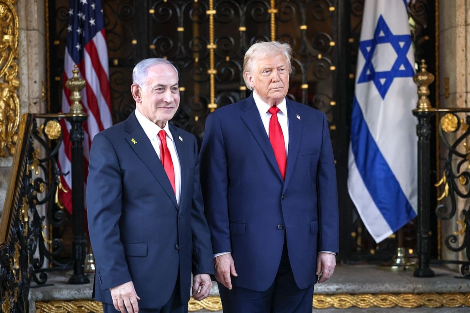 El presidente Donald Trump da la bienvenida al primer ministro israelí, Benjamin Netanyahu, en Palm Beach, Florida, el 29 de diciembre de 2025. (Joe Raedle/Getty Images)