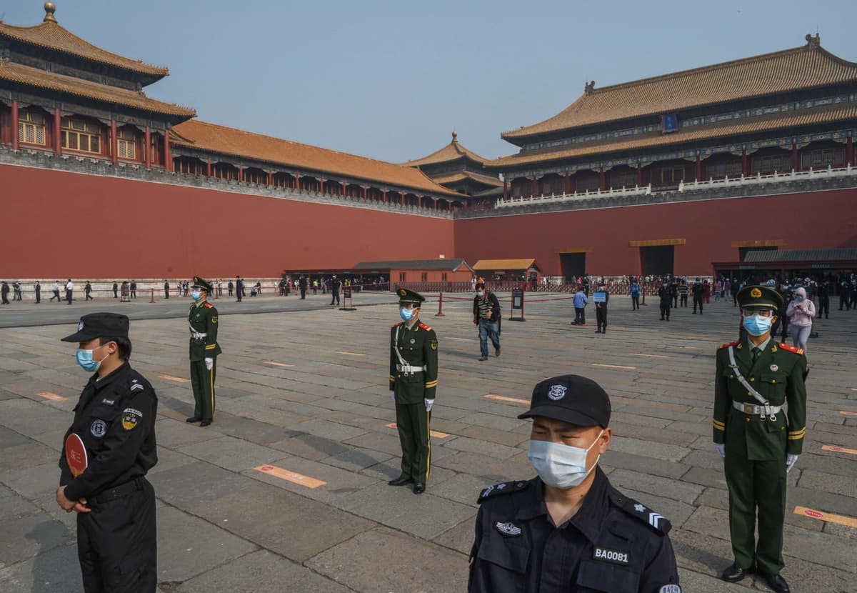 Policías paramilitares y guardias chinos se encuentran frente a la entrada de la Ciudad Prohibida en Beijing el 1 de mayo de 2020. (Kevin Frayer/Getty Images).