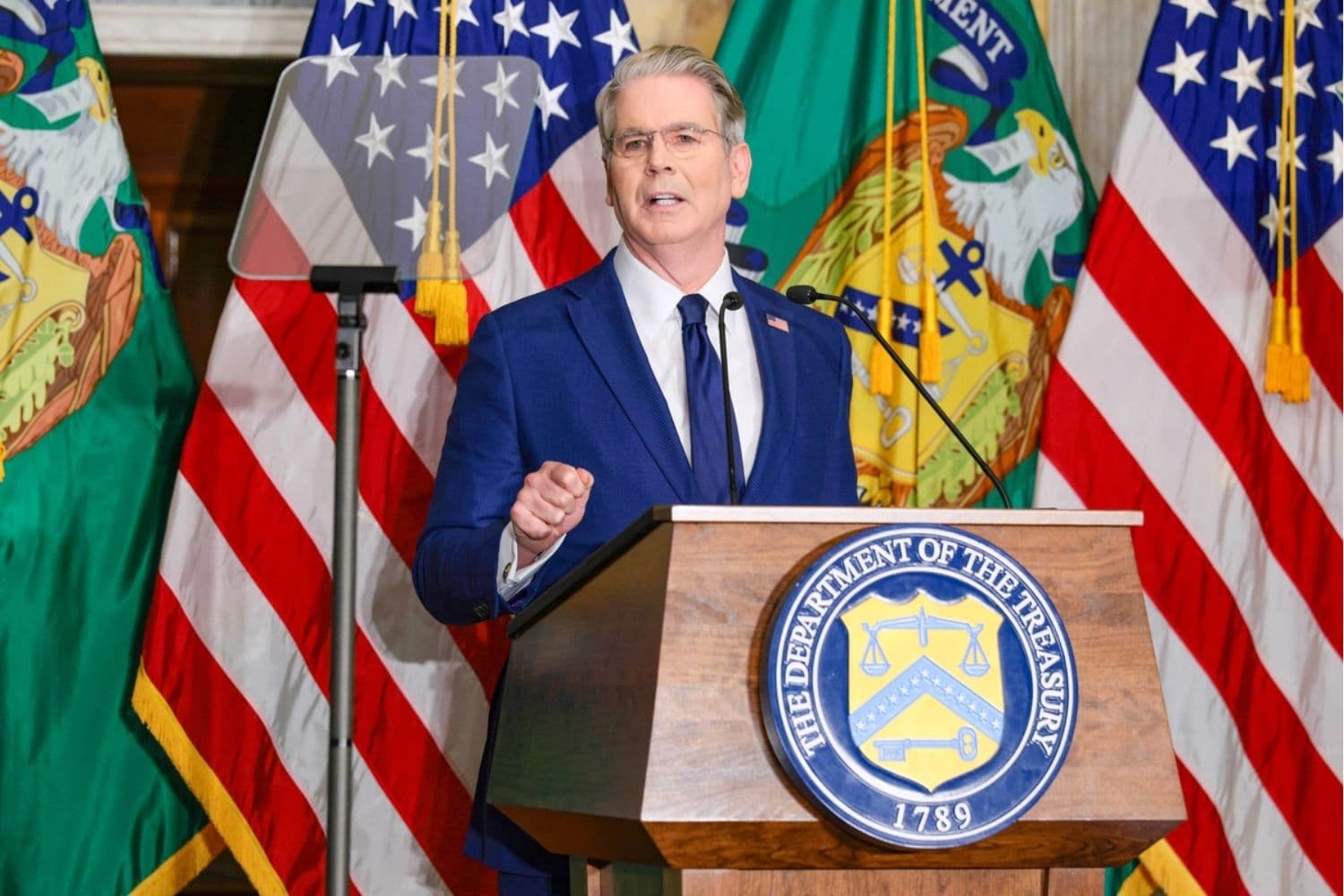 El secretario del Tesoro, Scott Bessent, anuncia un nuevo conjunto de sanciones contra Irán, describiéndolas como "un Día D económico", en la Sala de Caja del Departamento del Tesoro en Washington el 24 de agosto de 2026. (Chip Somodevilla/Getty Images)