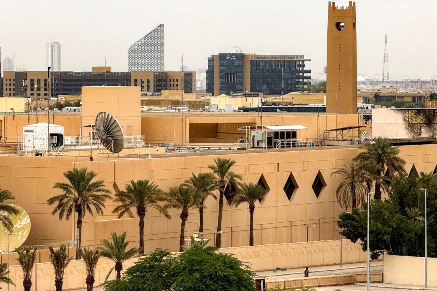 La sede de la embajada de Estados Unidos en Riad, Arabia Saudita, el 3 de marzo de 2026. (AFP vía Getty Images)