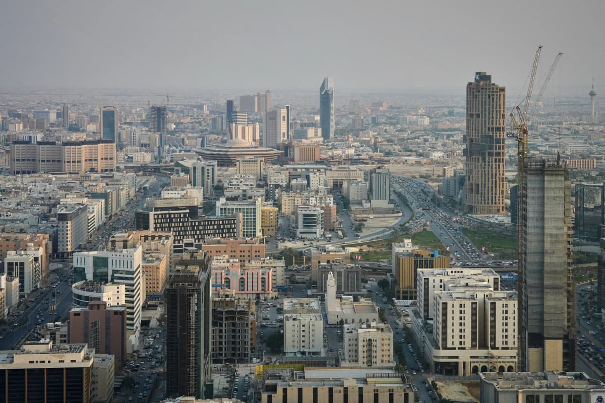 Los edificios y las obras de construcción llenan el horizonte de Riad, Arabia Saudí, el miércoles 14 de octubre de 2026. (Baraa Anwer/AP Foto)