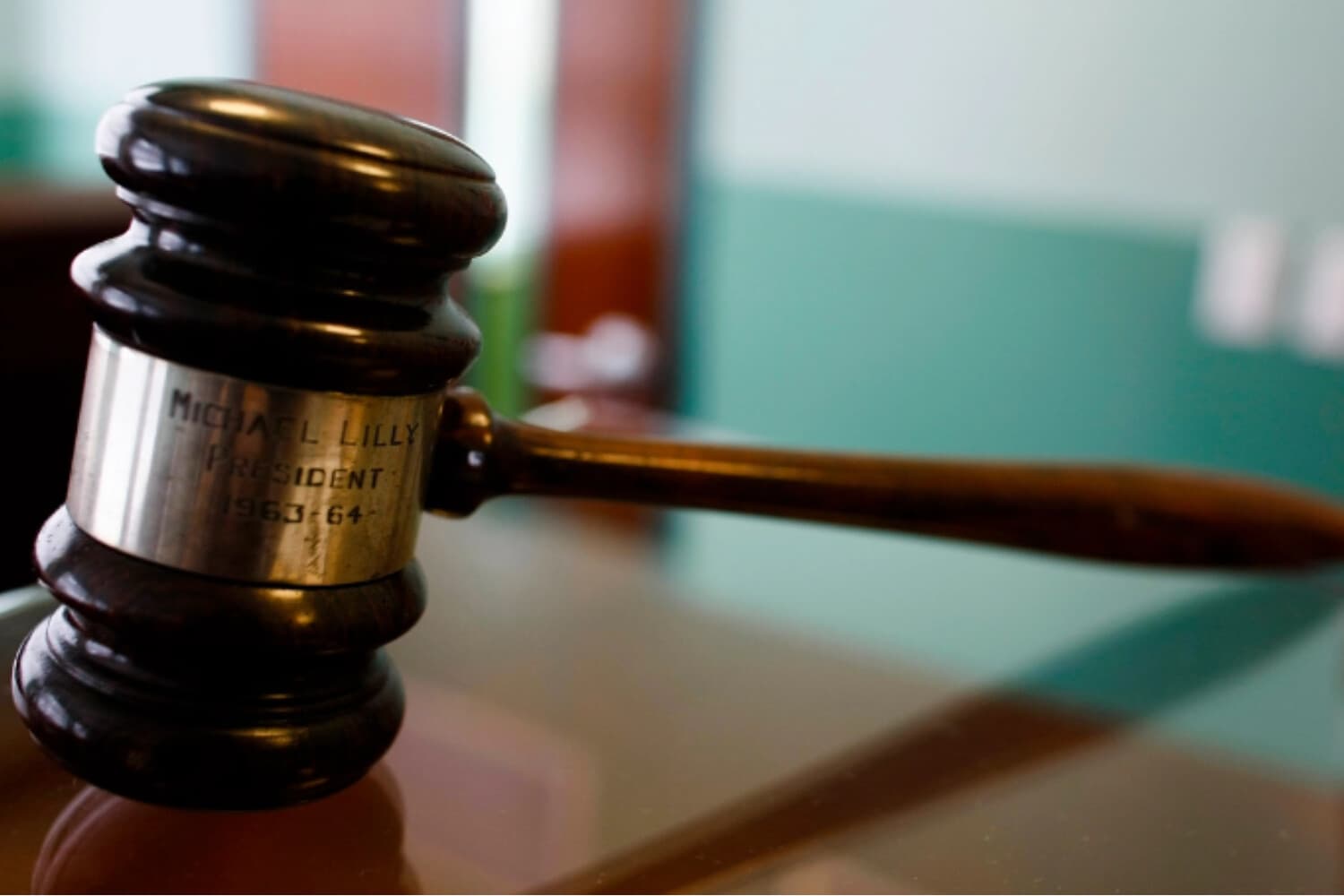 Un mazo de juez descansa sobre un escritorio en una sala de tribunal en Miami, Florida, el 3 de febrero de 2009. (Joe Raedle/Getty Images).