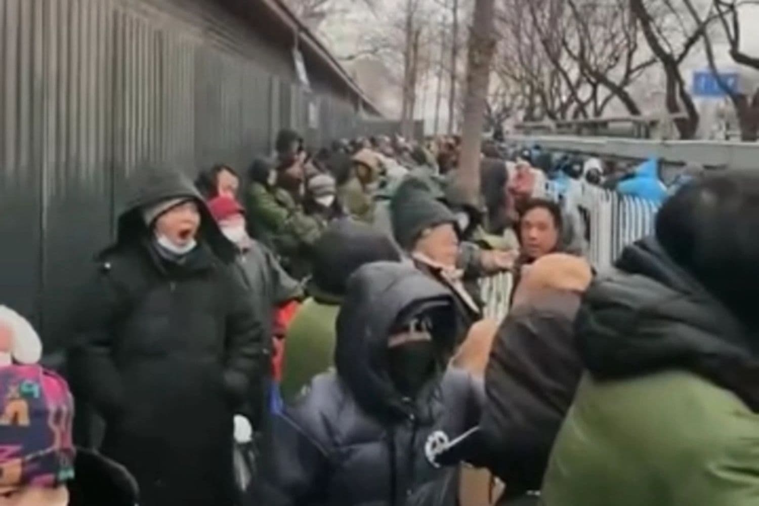 Un gran número de peticionarios de toda China se reúne cerca de la Oficina Nacional de Peticiones el primer día de las "Dos Sesiones" del Partido Comunista Chino, en Beijing, el 4 de marzo de 2026. (Cortesía de un peticionario chino)