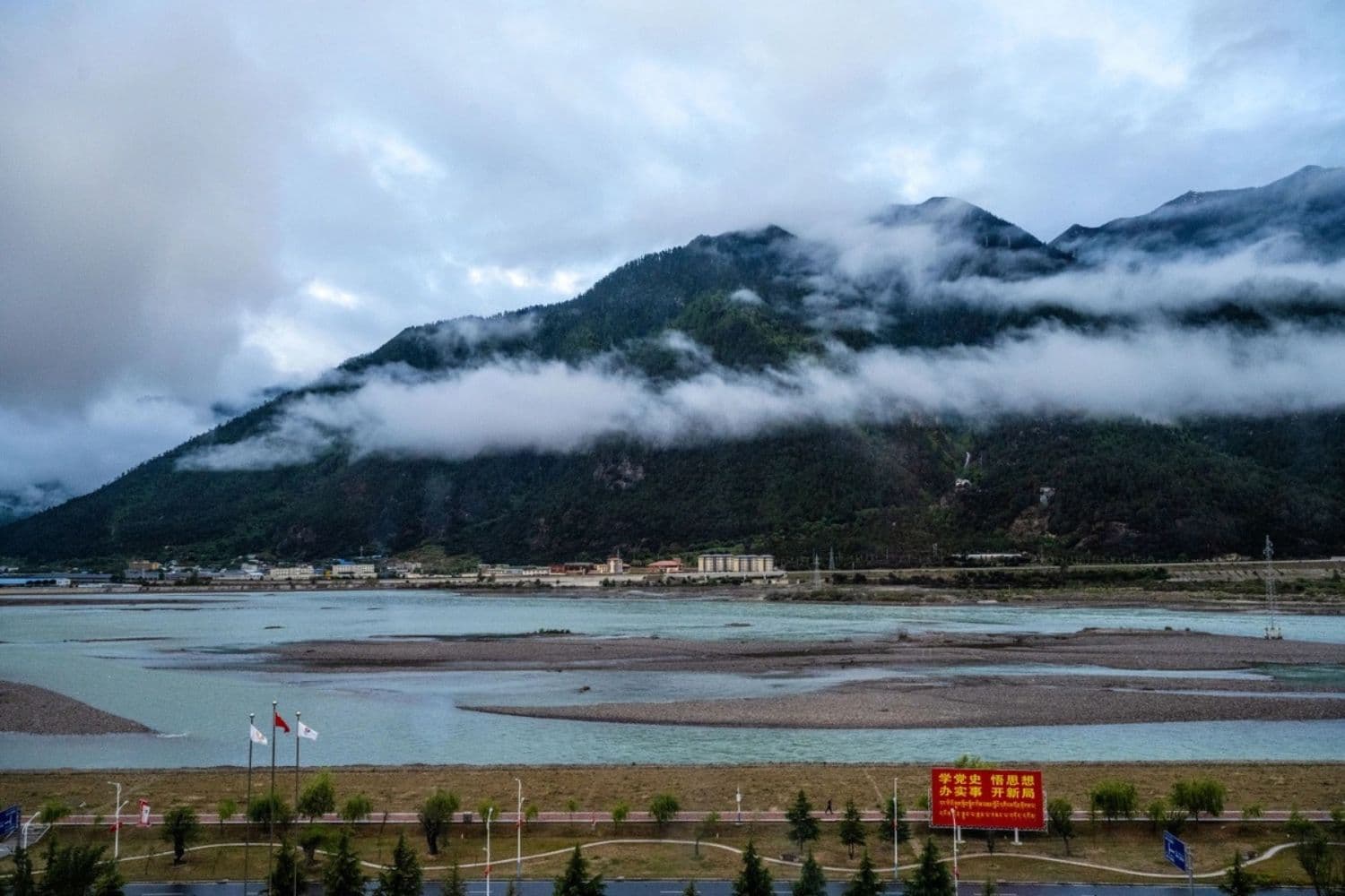 El río Yarlung Tsangpo en Linzhi, Tíbet, el 4 de junio de 2021. (Kevin Frayer/Getty Images)