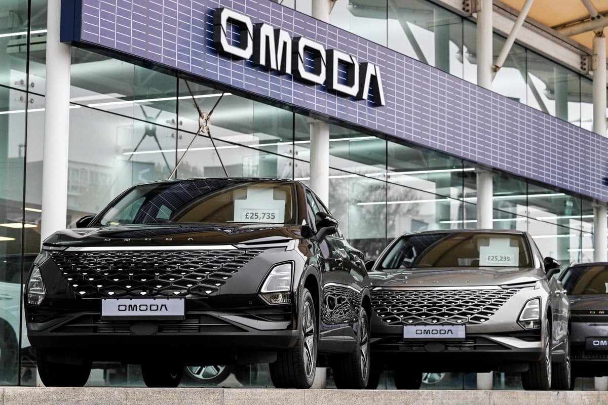 Modelos del Chery Omoda 5 y del Chery Omoda E5 en exhibición en Stoner Motor Company, empresa especializada en la marca de automóviles china, en Gillingham, Inglaterra, el 6 de noviembre de 2024. (Chris J. Ratcliffe/Reuters).