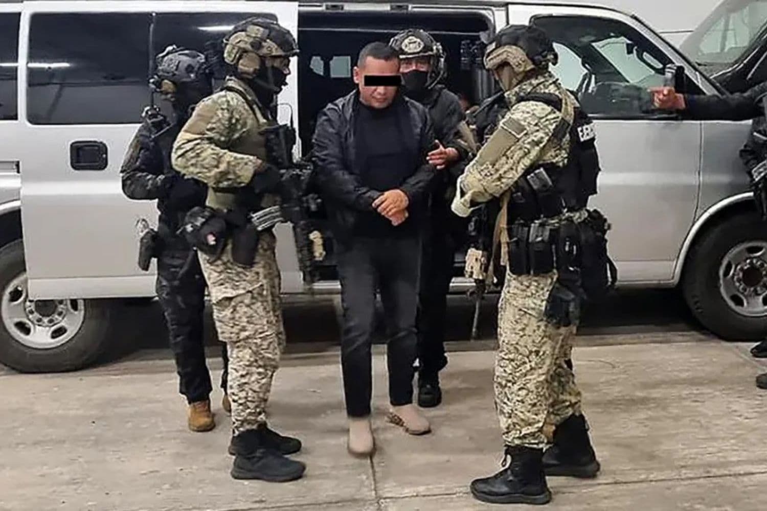 Fotografía tomada de la cuenta oficial en X @OHarfuch del secretario de Seguridad y Protección Ciudadana, Omar García Harfuch, que muestra a integrantes del Ejército custodiando a Iván Cazarín Molina (c), alias 'El Tanque'. (EFE/ @OHarfuch)
