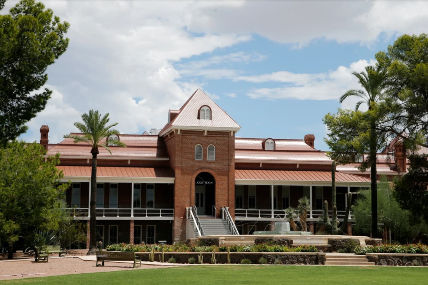 Agresión a estudiante por 2 hombres lleva a suspender fraternidad en universidad de EE. UU.