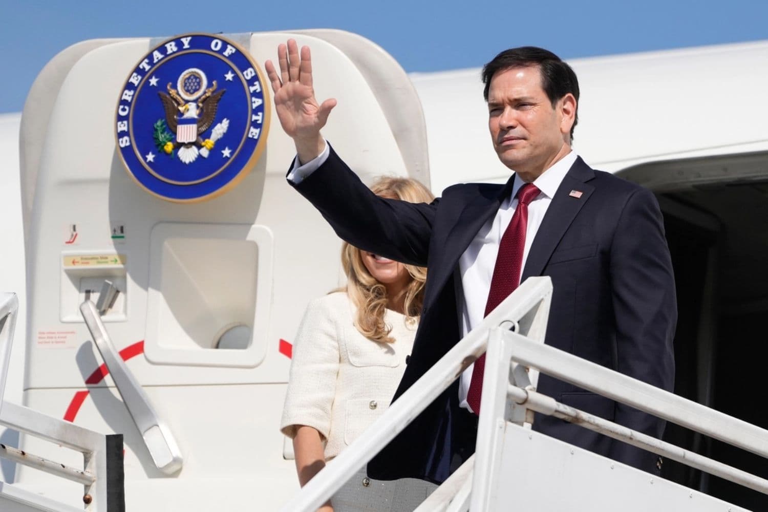 El secretario de Estado Marco Rubio y su esposa Jeanette Rubio salen del aeropuerto internacional Ernesto Cortissoz en Barranquilla, Colombia, el 9 de septiembre de 2026. (Foto AP/Fernando Vergara, Pool)