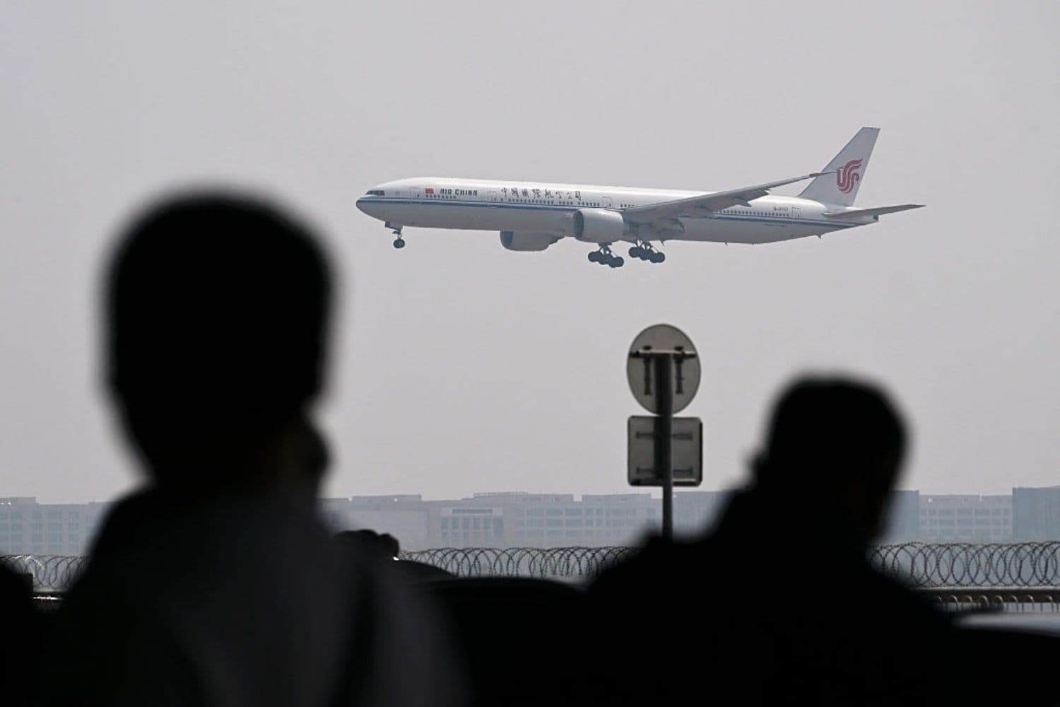Un avión Boeing 777-300 de Air China aterrizando en el Aeropuerto Internacional de Beijing-Capital el 10 de abril de 2025. (Wang Zhao/AFP vía Getty Images)