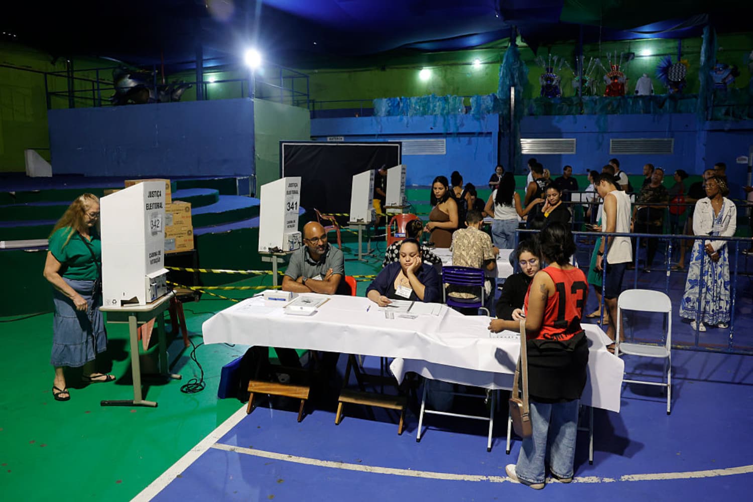 Cierran colegios electorales de Brasil y tras reanudación avanza conteo de votos en cerrada contienda