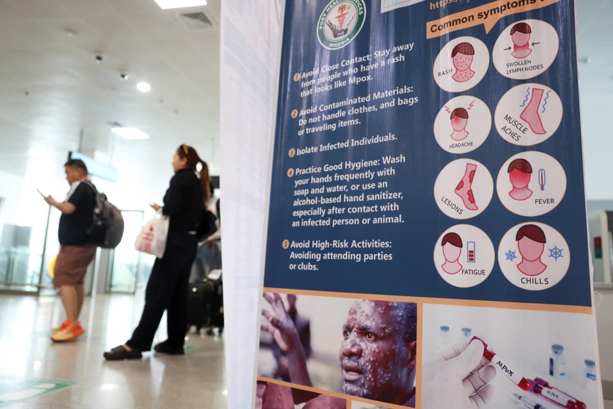 Una pancarta sanitaria se exhibe en el Aeropuerto Internacional Murtala Muhammed de Lagos, Nigeria, el 22 de octubre de 2026. (Sodiq Adelakun/Reuters).