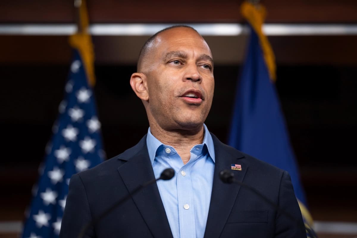 Jeffries dice que los demócratas actuarán contra Hegseth si Trump no lo hace