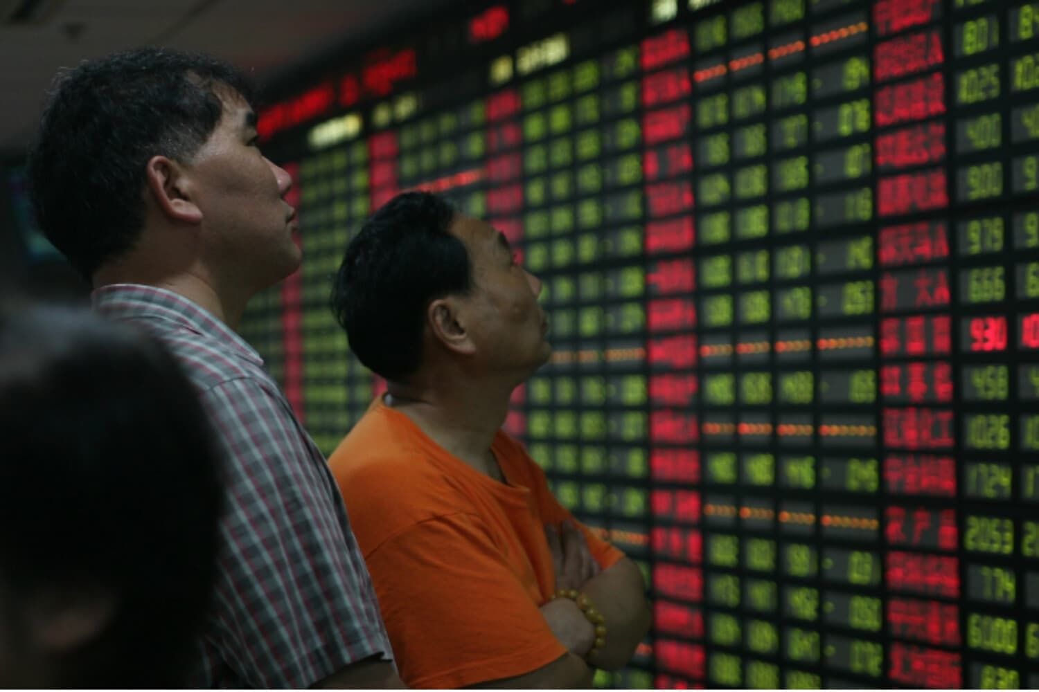 Inversionistas observan un índice bursátil en una sociedad de valores en Shanghái el 10 de junio de 2008. (China/Getty Images).